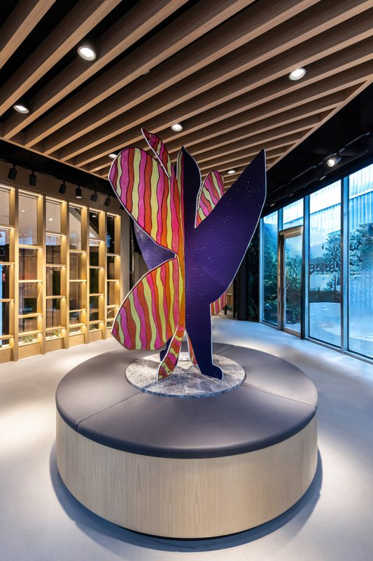 Saimaiyu Akesuk As-a-Bird (B), 2023, 84 × 58 × 58 in, aluminum